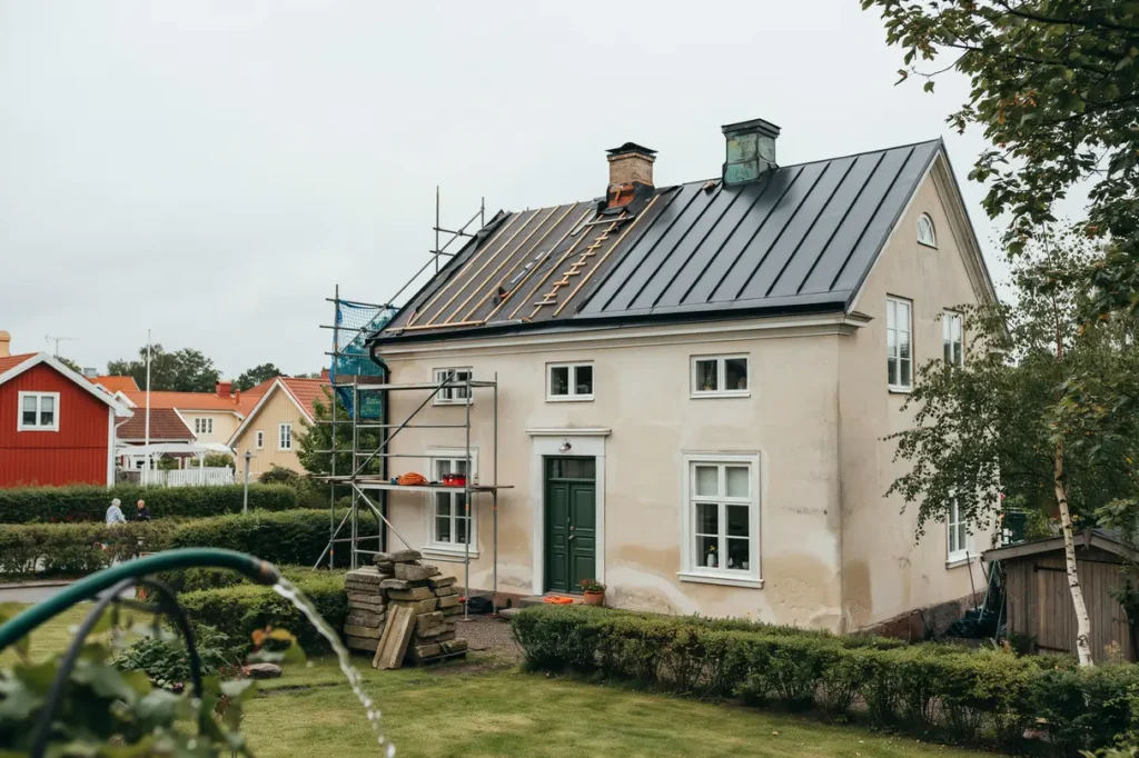 takoml ggning p villa tecken p att taket beh ver bytas vanliga materialval och vad jobbet kostar